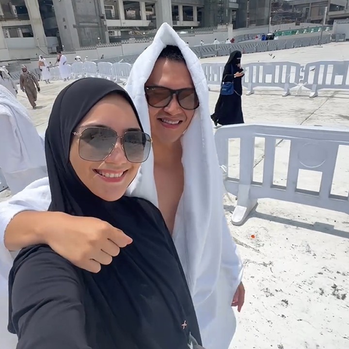 <p>Citra Kirana dan Rezky Aditya tengah menjalankan ibadah haji di Tanah Suci. Kegiatan ini mereka laksanakan tak lama setelah menjalankan ibadah umrah beberapa waktu lalu. "<em>Bismillah.</em>. Mohon maaf lahir dan batin ya semuanya," kata Ciki. (Foto: Instagram @citraciki)</p>