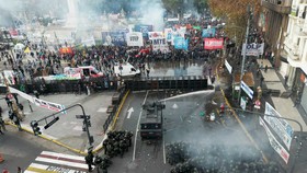 Argentina Krisis Parah, Demo Tolak Reformasi Anggaran Berakhir Rusuh