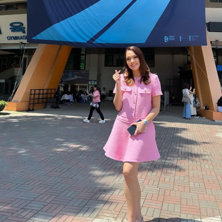 <p>Reisa tampil <em>stylish</em> di acara meet and greet dengan Jin BTS ini. Ia mengenakan dress pendek berwarna merah muda. Penampilannya semakin cantik dengan riasan yang simpel tapi tetap <em>on point.</em> (Foto: Instagram @reisabrotoasmoro)</p>