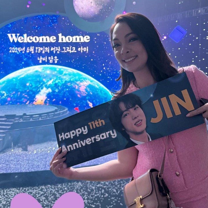 <p>Dokter Reisa Broto Asmoro terbang ke Korea Selatan untuk mewujudkan mimpinya bertemu personel boy grup BTS, Jin. Reisa membagikan momen tersebut di media sosial, Bunda. "<em>When dreams come true</em>," tulisnya di Instagram, Kamis (13/6/24). (Foto: Instagram @reisabrotoasmoro)</p>