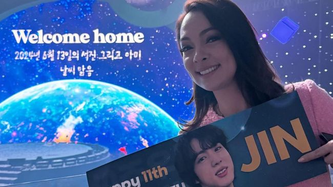 7 Potret dr Reisa Broto Asmoro Bertemu dan Dipeluk Jin BTS, Sampai Menangis Bahagia