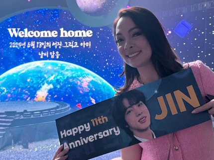 7 Potret dr Reisa Broto Asmoro Bertemu dan Dipeluk Jin BTS, Sampai Menangis Bahagia