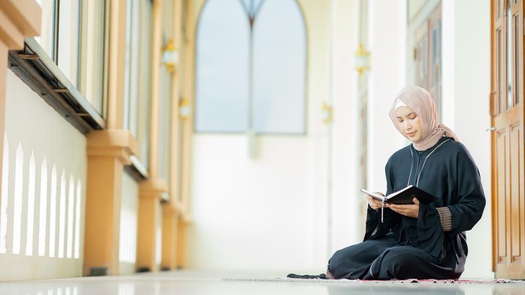 Ilustrasi baca Alquran Ilustrasi baca Alquran