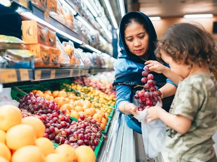 Stok Makanan untuk Si Kecil Bun! Ada Promo Menarik Anggur hingga Ayam di Transmart Full Day Sale