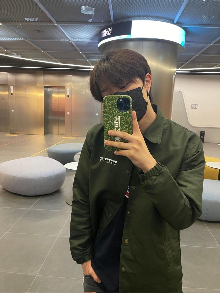 Jaket buatan brand lokal Indonesia bernama Roughneck 1991 juga telah dua kali dipakai oleh solois Korea, Bang Yedam, lho! Sayangnya, windbreaker yang mantan anggota TREASURE kenakan ini sudah habis terjual di e-commerce./ Foto: weverse.io/treasure/feed
