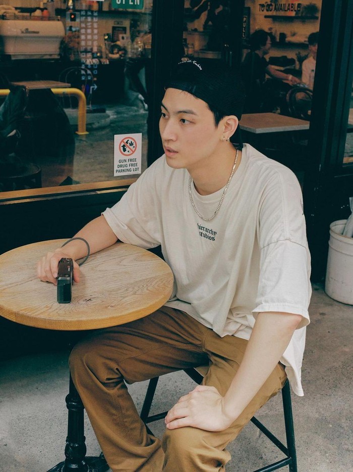 JayB GOT7 pun kedapatan menggunakan pakaian dari Hierarchy Studios, bahkan idola K-Pop berusia 31 tahun tersebut terlihat memakai baju yang sama dengan warna berbeda dalam beberapa kali kesempatan./ Foto: instagram.com/jaybnow.hr