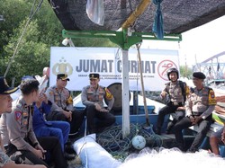 Polres Lamongan Gelar Jumat Curhat Bersama Pak Bhabin di Pelabuhan Sedayu