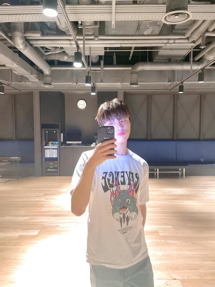 Junghwan TREASURE juga pernah beberapa kali terlihat mengenakan brand fashion lokal salah satunya yakni DOPEMILES pada tahun 2021 silam. Ia kemudian kembali memakai pakaian pemberian penggemar tersebut di salah satu kesempatan./ Foto: x.com/treasuremembers