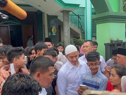 Blusukan ke Cempaka Putih, Kaesang Traktir Warga hingga Bagi-bagikan Buku