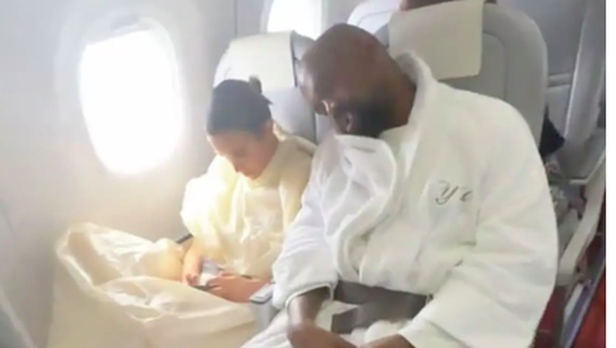 Kanye West ke Jepang naik pesawat ekonomi Kanye West ke Jepang naik pesawat ekonomi