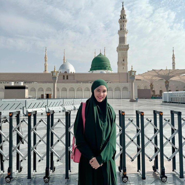 <p>Kartika Putri berkesempatan pergi haji bersama sang suami pada tahun ini. Ia membagikan kebahagiaannya lewat unggahan foto saat berada di Masjid Nabawi. "Alhamdulillah ALLAH izinkan lagi untuk bisa kembali ke Raudhah… Meski sudah berkali-kali diizinkan ke Raudhah tapi tidak sama sekali mengurangi nikmatnya dan bahagianya.. Kebahagiaan yang tidak bisa diutarakan tapi sangat dalam kita rasakan," tuturnya. (Foto: Instagram @kartikaputriworld)</p>