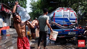 FOTO: Warga Berebut Bantuan Air Bersih di Kelurahan Ancol