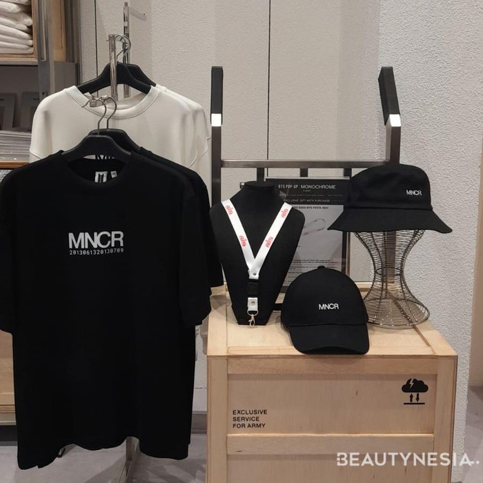 Merchandise eksklusif anniversary BTS ke-11 dan merchandise limited Indonesia di BTS POP-UP: MONOCHROME