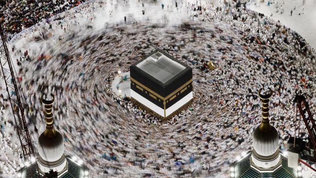 Setiap putaran tawaf diisi dengan bacaan doa yang berbeda. Berikut bacaan doa tawaf mengelilingi Ka'bah dari putaran pertama hingga ketujuh.