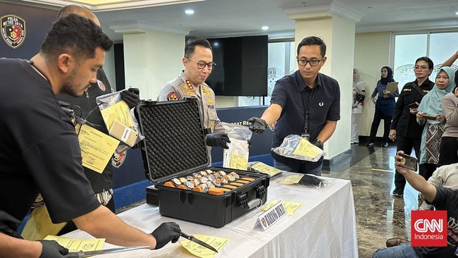 Polisi mengatakan tetap mendalami dugaan keterlibatan para pegawai di kasus perampokan arloji mewah di area PIK 2.