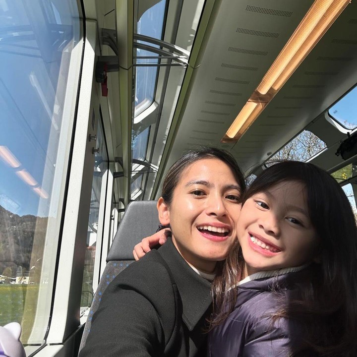 <p>Setelah menikah, Acha dan keluarga memutuskan untuk menetap di Australia, Bunda. Acha pun kerap membagikan momen kebersamaannya dengan keluarga pada laman Instagram pribadinya. (Foto: Instagram: @septriasaacha)</p>
