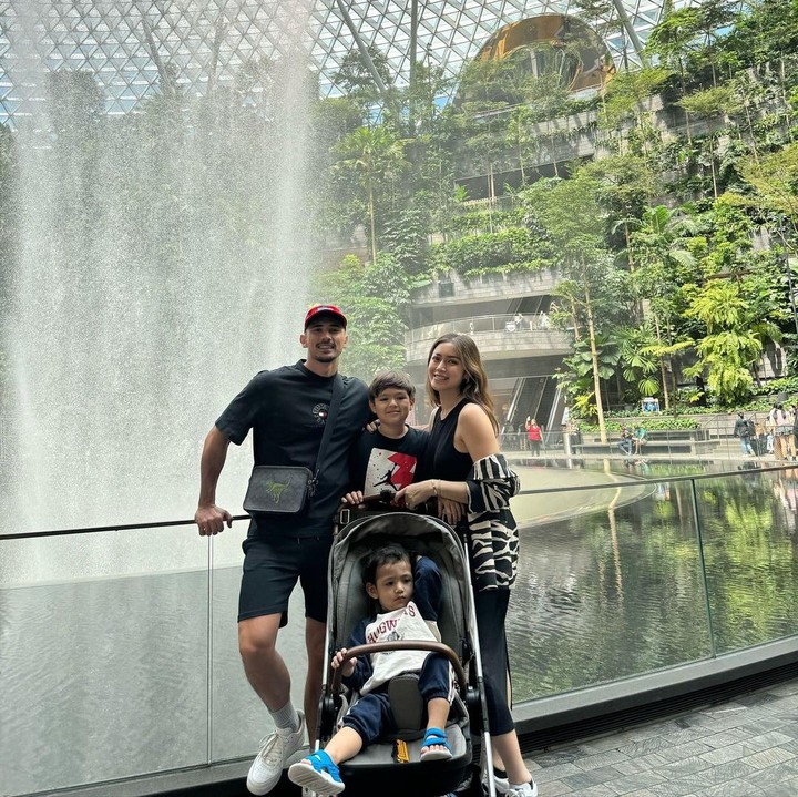 <p>Sejak mendarat di Chang-i Airport, Jedar dan keluarga langsung berpose di depan Jewel sambil melihat air mancur. Keempatnya terlihat menikmati waktu kebersamaan ini. (Foto: Instagram: @inijedar)</p>
