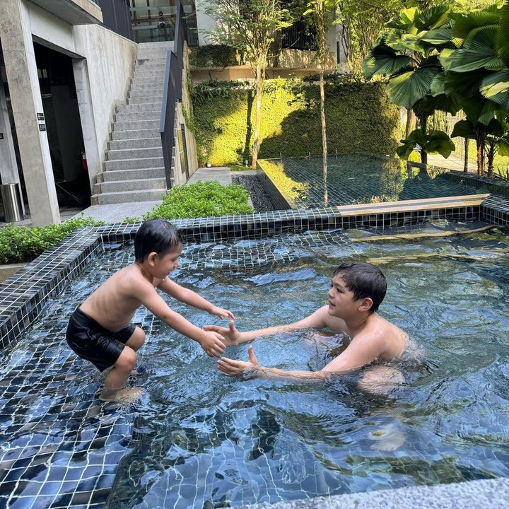 <p>Dalam salah satu unggahan, terlihat El dan Don menghabiskan waktu bersama dengan berenang. Sebagai seorang Kakak, El terlihat membantu sang adik saat akan masuk ke dalam kolam renang. (Foto: Instagram: @inijedar)</p>
