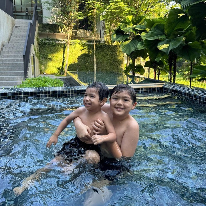 <p>"El adalah kakak laki-laki yang baik untuk Don. Aku senang melihat keduanya. Tuhan memberkatimu ya, Nak," tutur seorang netizen dengan emotikon hati. "El sama Don bonding-nya kuat banget. Dari lahirnya saja sudah sehati," tutur netizen lainnya. (Foto: Instagram: @inijedar)</p>