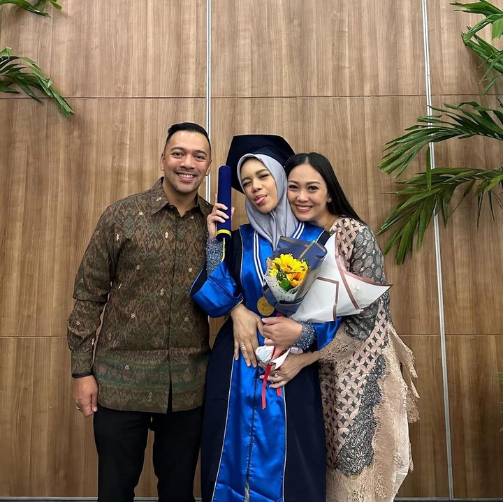 <p>Sehari sebelum berulang tahun, Neona turut berbahagia karena baru saja lulus dari jenjang SMP. Dalam acara wisudanya, Neona terlihat cantik dan memesona saat mengenakan toga biru dan kerudung abu-abu. (Foto: Instagram: @riafinola)</p>
