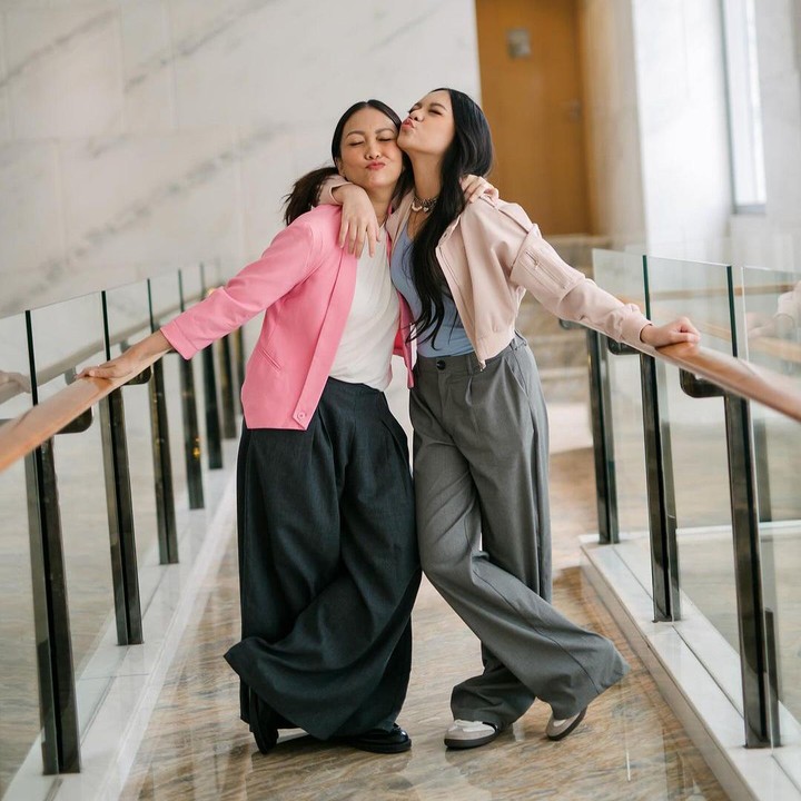 <p>Gadis dengan nama lengkap nodya Shula Neona Ayu ini lahir pada 13 Juni 2009. Belum lama ini, Neona baru saja merayakan ulang tahunnya yang ke-15. (Foto: Instagram: @riafinola)</p>