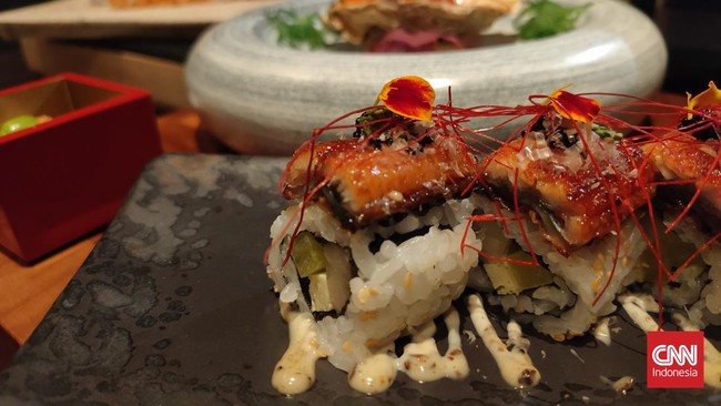 Sebuah restoran baru di kawasan Jakarta Pusat menawarkan sensasi menyantap hidangan autentik Jepang dari atas ketinggian lantai 90.