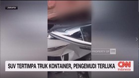 VIDEO: SUV Tertimpa Truk Kontainer, Pengemudi Terluka
