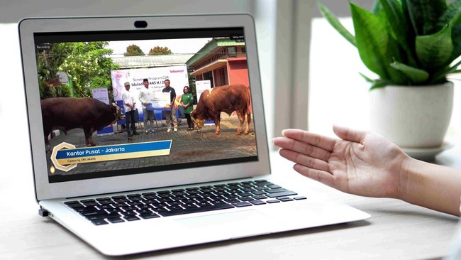 Telkomsel mengadakan program Sambungkan Senyuman di momen Iduladha 1445 H dengan menjangkau lebih dari 43.000 penerima manfaat di 600 lokasi.
