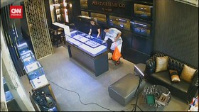 VIDEO: Polisi Ungkap Modus Perampokan Toko Jam Tangah Mewah Di Tangera