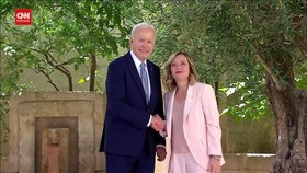 VIDEO: Momen PM Italia 'Mengeluh' Sudah Tunggu Lama ke Biden di G7