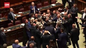 VIDEO: Momen Anggota Parlemen Italia Baku Pukul. Ini Sebabnya