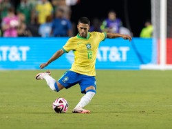 Cerita Bek Girona Dilarang Berambut Pink saat Bela Brasil