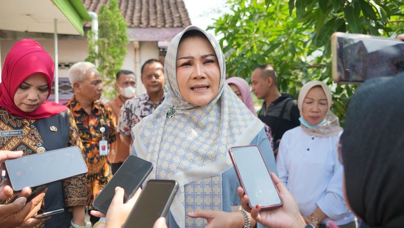 Bupati Klaten, Sri Mulyani menyempatkan diri untuk berkunjung ke kediaman Puput Erna Sri Rejeki (34) di Kampung Blateran