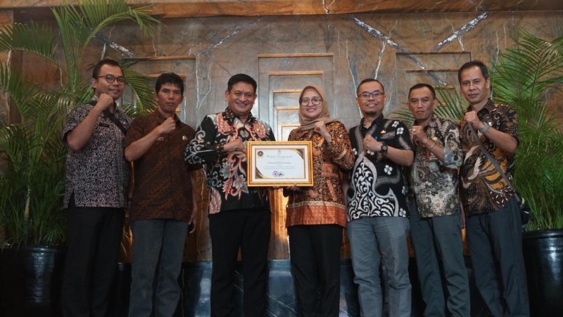 Pemerintah Kabupaten Bandung mendapatkan penghargaan sebagai Pemerintah Daerah dengan Pemanfaatan SIASN Terbaik Layanan SKK Kategori Perbaikan Elemen NIP