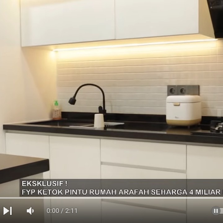 <p>Arafah menunjukkan dapur bersih di dalam rumahnya yang didesain minimalis. Dapur ini banyak didominasi warna monokrom. Dapur terlihat rapi karana Arafah menyimpan perabot masaknya di dalam kitchen set. (Foto: YouTube @TRANS7 OFFICIAL)</p>