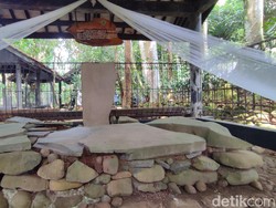 Cerita dan Mitos Batu Palinggih di Situs Astana Gede Kawali Ciamis