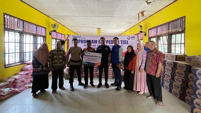 BRI Peduli turun langsung membantu warga terdampak banjir di Kabupaten Luwu Utara, Sulawesi Selatan dan Kabupaten Tanah Laut, Kalimantan Selatan, baru-baru ini.