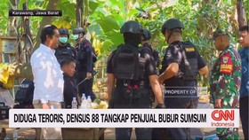 VIDEO: Diduga Teroris, Densus 88 Tangkap Penjual Bubur Sumsum
