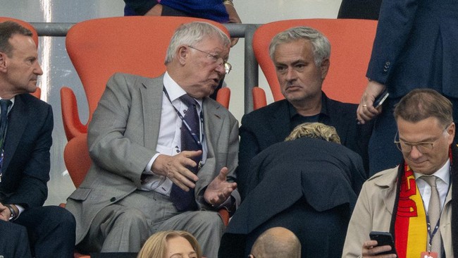 Duo pelatih legendaris, Alex Ferguson dan Jose Mourinho, berbincang serius di laga pembuka Euro 2024 antara Jerman vs Skotlandia, Sabtu (15/6) dini hari WIB.