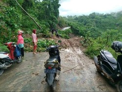 Sempat Tertutup Longsor, Jalan Poros Pendopo-Tebing Tinggi Sudah Bisa Dilalui
