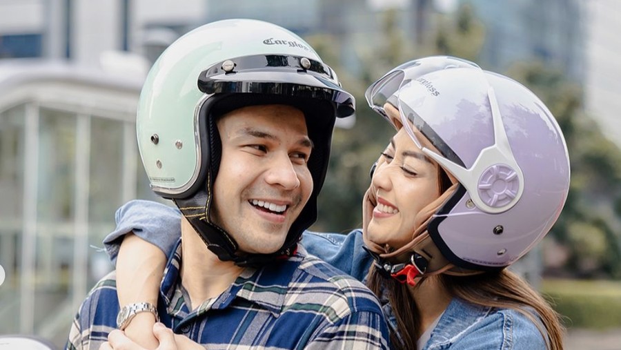 Jonathan Frizzy dan Ririn Dwi Ariyanti