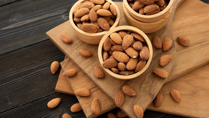 Kacang almond mengandung tinggi protein/foto: freepik.com/Jcomp