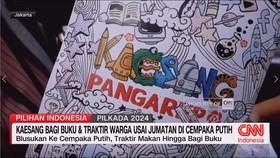 VIDEO: Kaesang Bagi Buku & Traktir Warga Usai Jumatan di Cempaka Putih