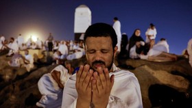 FOTO: Khusyuk Jamaah Haji Berdoa di Jabal Rahmah Arafah Mekkah