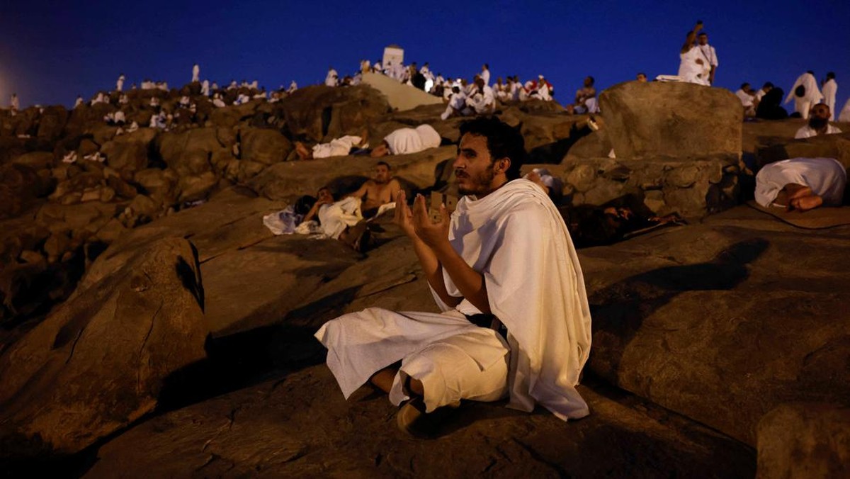 FOTO: Khusyuk Jamaah Haji Berdoa di Jabal Rahmah Arafah Mekkah