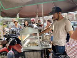Antre Panjang Demi Cicip Pempek Bangka yang Penjualnya Mirip David Beckham