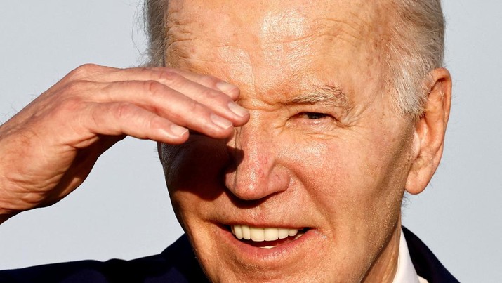 Reaksi Presiden AS Joe Biden, pada hari pertama KTT G7, di Savelletri, Italia, 13 Juni 2024. (REUTERS/Yara Nardi)