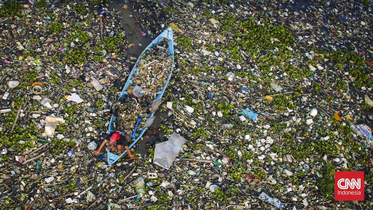 FOTO: Penampakan Tumpukan Sampah 3 Kilometer di Sungai Citarum