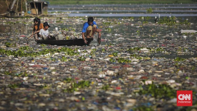 FOTO: Penampakan Tumpukan Sampah 3 Kilometer di Sungai Citarum