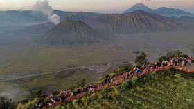 FOTO: Kawasan Gunung Bromo Dipadati Wisatawan Saat Libur Panjang